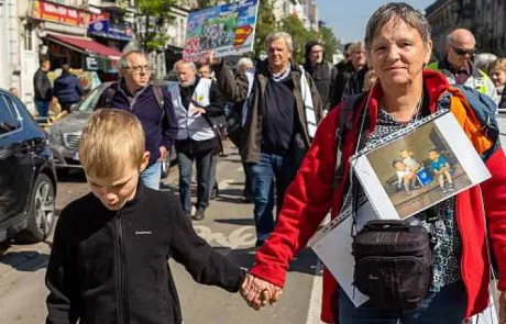 Liesbet en haar kleinkinderen zetten zich samen in voor het klimaat