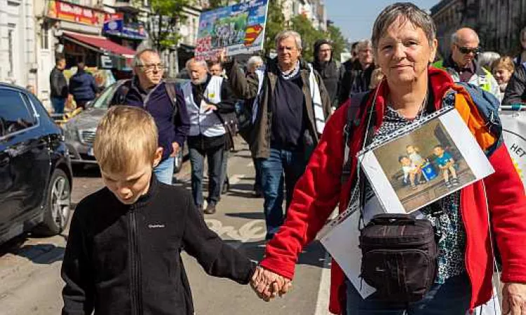 Liesbet en haar kleinkinderen zetten zich samen in voor het klimaat